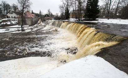 частично замерзший водопад кейла-джоа зимой - gumbao