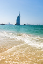 Вид с пляжа Джумейра на знаменитый семизвездочный отель Burj Al Arab - gumbao