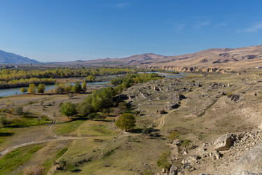 пейзаж реки кура в горах кавказа и города уплисцихе в грузии - gumbao