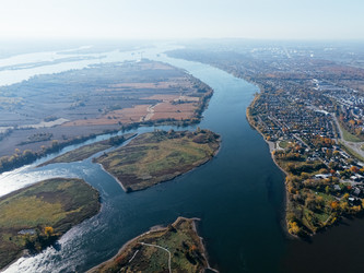 вид с высоты птичьего полета на восток монреаля и окружающие водные пути, жилые районы и осенний пейзаж в квебеке, канада - EOS_Canon