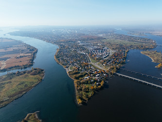 вид с высоты птичьего полета на восток монреаля и окружающие водные пути, жилые районы и осенний пейзаж в квебеке, канада - EOS_Canon