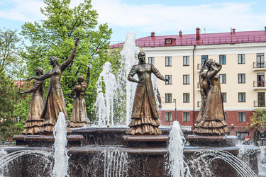 Фонтан Семь девушек в Театральном сквере Уфы, Республика Башкортостан, Россия, 2025 - Tatiana_Panova