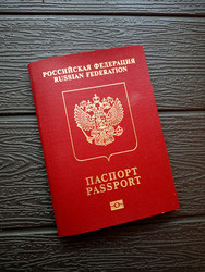 российский загранпаспорт на черном фоне - вертикальный - YuYu_art