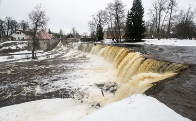 частично замерзший водопад кейла-джоа зимой - gumbao