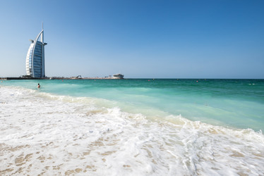 Вид с пляжа Джумейра на знаменитый семизвездочный отель Burj Al Arab - gumbao