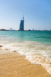 Вид с пляжа Джумейра на знаменитый семизвездочный отель Burj Al Arab - gumbao