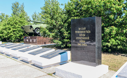 Памятник Труженикам тыла в годы Великой Отечественной войны в Парке Победы, Ялуторовск, Тюменская область, Россия, 2024 - Tatiana_Panova