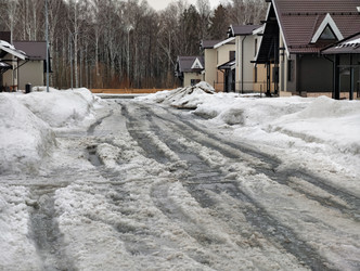 весенняя оттепель. заснеженная, неубранная дорога в сибирском коттеджном поселке - Serg Zastavkin