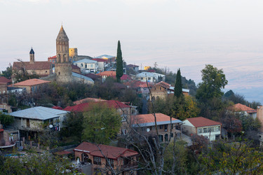 панорама города сигнахи, известного как "город любви", на закате, грузия - gumbao