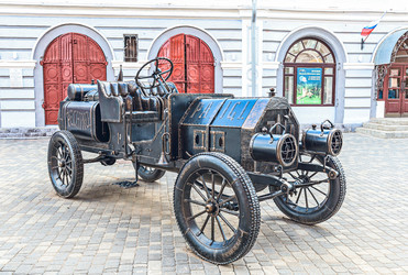 Памятник технике Автомобиль Itala 35/45 HP на пешеходной улице Кирова, Кировская область, Россия, 2024 - Tatiana_Panova