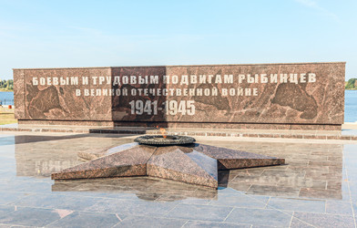 Стела боевым и трудовым подвигам рыбинцев в 1941-1945 гг., Вечный огонь, Рыбинск, Ярославская область, Россия, 2024 - Tatiana_Panova