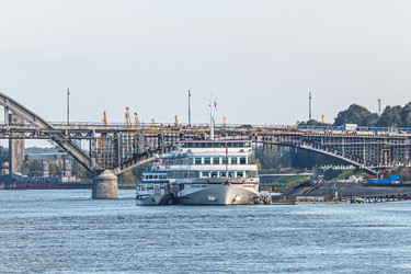 Теплоход у причала Рыбинска с видом на Волгу и Волжский мост, Ярославская область, Россия, 2024 - Tatiana_Panova