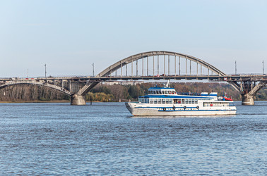 Теплоход у причала Рыбинска с видом на Волгу и Волжский мост, Ярославская область, Россия, 2024 - Tatiana_Panova