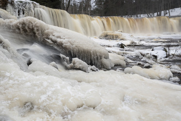 частично замерзший водопад кейла-джоа зимой - gumbao