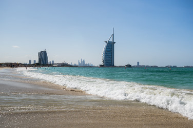 Вид с пляжа Джумейра на знаменитый семизвездочный отель Burj Al Arab - gumbao