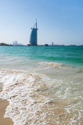 Вид с пляжа Джумейра на знаменитый семизвездочный отель Burj Al Arab - gumbao