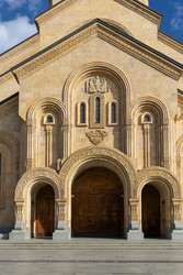 кафедральный собор православной церкви цминда самеба (святой троицы), тбилиси, грузия - gumbao