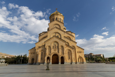 кафедральный собор православной церкви цминда самеба (святой троицы), тбилиси, грузия - gumbao