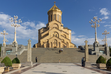 кафедральный собор православной церкви цминда самеба (святой троицы), тбилиси, грузия - gumbao