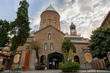 церковь сурб геворг (церковь святого георгия) в тбилиси, грузия - gumbao