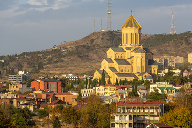 кафедральный собор православной церкви цминда самеба (святой троицы), тбилиси, грузия - gumbao