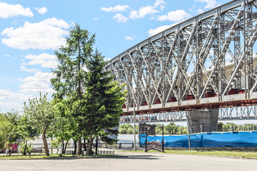 Ферма старого железнодорожного моста в парке Городское начало, Новосибирск, Россия, 2024 - Tatiana_Panova