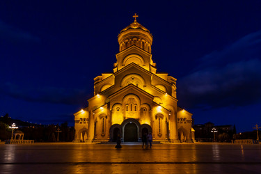 кафедральный собор православной церкви цминда самеба (святой троицы), тбилиси, грузия - gumbao