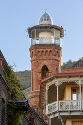 минарет джума-мечети в историческом старом тбилиси, грузия - gumbao