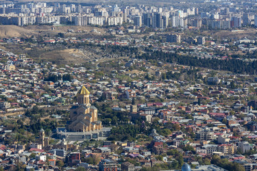 кафедральный собор православной церкви цминда самеба (святой троицы), тбилиси, грузия - gumbao