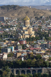 кафедральный собор православной церкви цминда самеба (святой троицы), тбилиси, грузия - gumbao