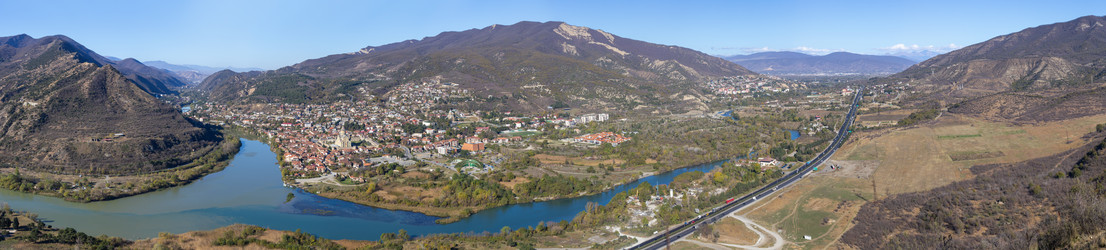 место слияния рек куры и арагви в грузии, недалеко от города мцхета - gumbao