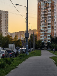 Закат в спальном районе с многоэтажками, парковкой и пешеходной дорожкой - SpiderHunter