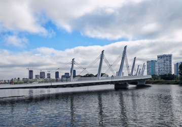 вид на велосипедно-пешеходный мост в районе нагатинского затона. москва, россия. 15 июня 2026 года - ElenGlush