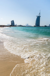 Вид с пляжа Джумейра на знаменитый семизвездочный отель Burj Al Arab - gumbao