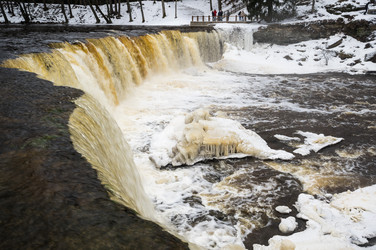 частично замерзший водопад кейла-джоа зимой - gumbao