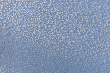 маленькие капли воды на синем фоне, абстрактная текстура - ElenaNEL