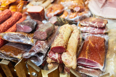 на традиционном рынке представлены разнообразные вяленые колбасы и мясные деликатесы - Irrin0215