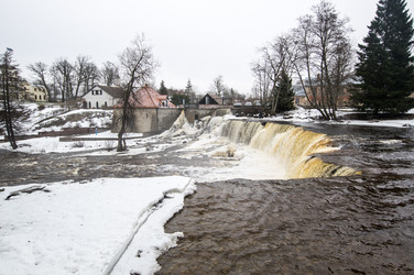 частично замерзший водопад кейла-джоа зимой - gumbao