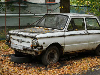 Ржавый советский автомобиль ЗАЗ-968 Запорожец среди осенней листвы - raregarden
