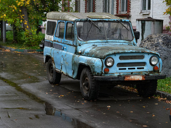 Старый ржавый голубой внедорожник УАЗ-469 во дворе осенью - raregarden