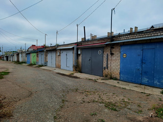 Гаражный массив в провинциальном городе под пасмурным небом - BEMBA.Poi