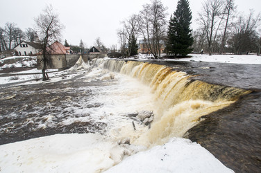 частично замерзший водопад кейла-джоа зимой - gumbao