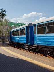 Синий поезд на станции — транспортный фон Blue Train at the Station — Transport Background - Pilipanastasia