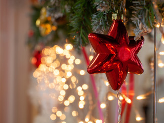 Праздничная елочная игрушка — красная звезда и бокеFestive Christmas Ornament — Red Star and Bokeh - Pilipanastasia