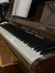 Клавиатура пианино крупным планом с нотами Piano Keyboard Close-up with Sheet Music - Pilipanastasia