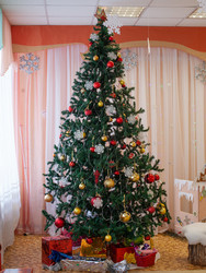 Новогодняя елка с игрушками и подарками в интерьере. Christmas Tree with Ornaments and Gifts in the Interior - Pilipanastasia