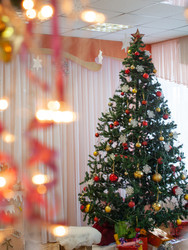 Новогодняя елка с гирляндами и подарками в интерьере Christmas Tree with Lights and Gifts — Holiday Interior - Pilipanastasia