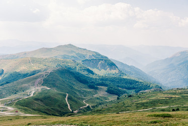 лесной пейзаж, зеленые склоны гор, луга, пастбища горнолыжного курорта колашин - Matroskin