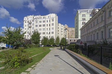 Доходный дом М. И. Бабанина, построен в 1912-1913 годах в стиле неоклассицизма. Москва, Климентовский переулок, 6. Солнечный день в начале сентября - Wombat