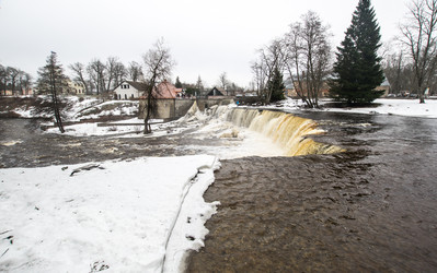 частично замерзший водопад кейла-джоа зимой - gumbao